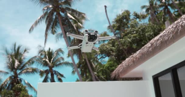 Moderno Dron Quadcopter Flotando Aire Sobre Fondo Del Cielo Azul — Vídeos de Stock