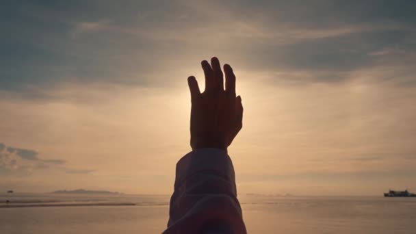 Eine Frauenhand Vor Dem Hintergrund Des Sommerhimmels Großaufnahme Einer Zähen — Stockvideo