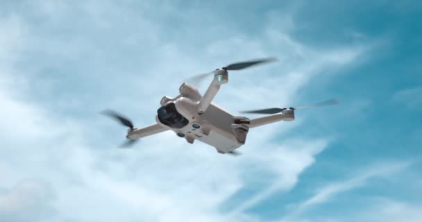 ドローン コプターが空中で撮影しています スカイバックのモダンクアッドコピー機 クワッドコプターのドローンを旅しながらビデオや写真を撮影するコンセプト スローモーションで現代のロボットドローン — ストック動画