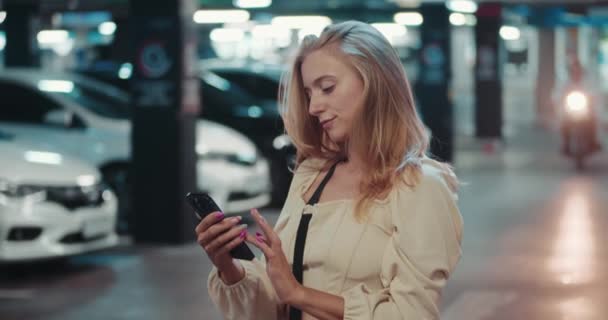 Mitt Bakgrunden Parkeringen Står Kvinna Helt Uppslukad Digital Värld Med — Stockvideo