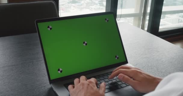 Закрыть Бизнес Человека Работающего Офисе Ноутбуке Столе Глядя Зеленый Экран — стоковое видео