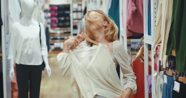 Ung Kvinnlig Budgivare Står Avdelning Kläder Eller Outfit Försöker Kläder — Stockvideo