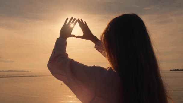 轮廓上的女人在日落时手牵手 大海的海滨场景 在金色的红色日落时紧握着女人的手 阳光照射在里面的女人的手 享受海上夏季旅游的概念 — 图库视频影像