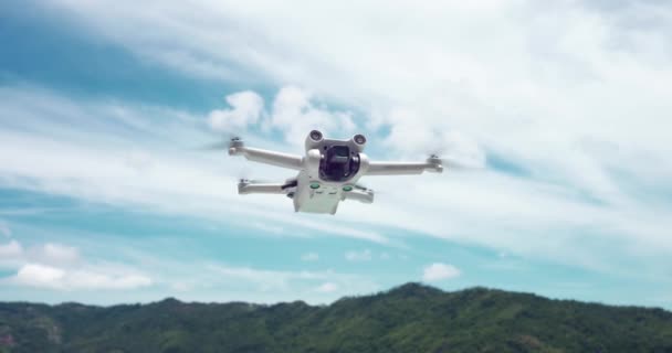 Drohnenflugzeuge Fliegen Zeitlupe Drohnen Hubschrauber Schwebten Der Luft Wolkenverhangenen Himmel — Stockvideo