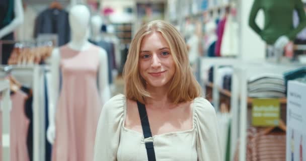 Närbild Porträtt Kvinnlig Egenvård Mot Bakgrund Kvinnokläder Avdelningen Ung Blond — Stockvideo