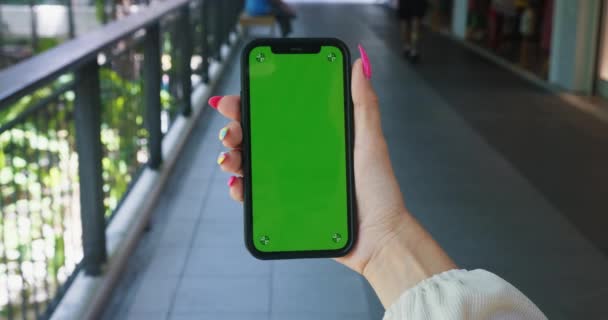 Kobieta Używa Zielonego Ekranu Kopiowania Miejsca Bliska Makieta Klucza Chroma — Wideo stockowe