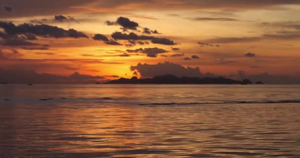 Hermosa Puesta Sol Asiática Mar Con Barco Pasajeros Que Pasa — Vídeos de Stock