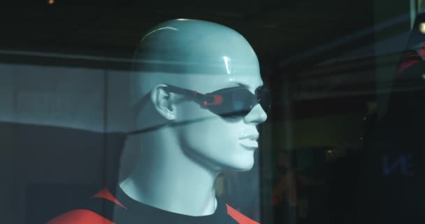 スポーツのためのメンズ服店のインテリア 透明ガラスの背後にある水泳スーツの男性マネキン メンズダイビンググラス ウィンドウ内のスポーツ用品 デパートのメンズ服店 — ストック動画