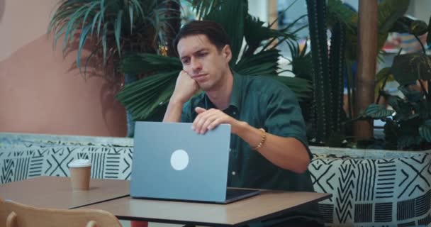 Homme Frustré Tendu Avec Ordinateur Portable Travaillant Dans Café Portrait — Video