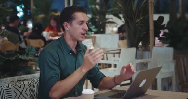 Uomo Affari Seduto Caffè Avendo Riunione Lavoro Squadra Virtuale Videoconferenza — Video Stock