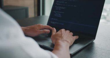 Dizüstü bilgisayarındaki erkek programcı mezgit kodunu kapat. Dijital Çalışma Alanı, Dizüstü bilgisayarda Adam Yazılım Mühendisi Programı, Ofis Ayarlarında Arka Görünüm. Kodlama, IT başlatma konsepti.