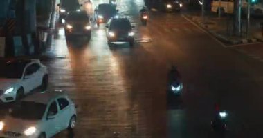 Zaman aşımına uğramış şehir trafiği. Asoke Kavşağı, Asoke Montri Yolu ve Sukhumvit Yolu Gece Saati, Tayland, Asya - 02 Sep 2023