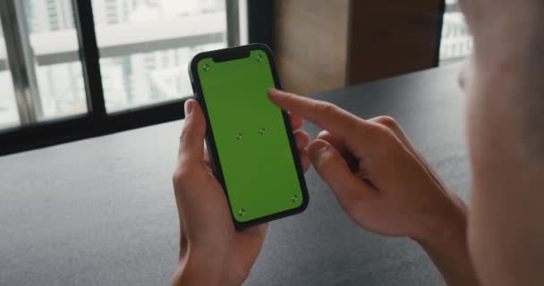 Zamknij Mans Hand Using Smartphone Oglądanie Zielony Ekran Smartfon Green — Wideo stockowe