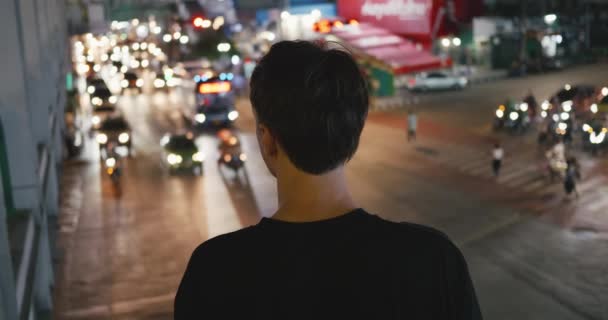 Vista Traseira Turista Masculino Olhando Para Paisagem Urbana Tráfego Noturno — Vídeo de Stock