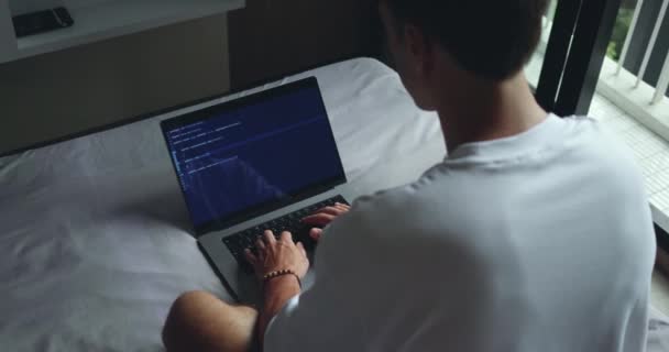 Digitalt Arbetsområde Man Skriva Programmerare Kod Laptop Sittande Sängen Bakifrån — Stockvideo