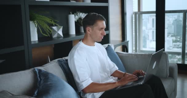 Uomo Freelance Moderno Che Lavora Distanza Usa Computer Portatile Seduto — Video Stock