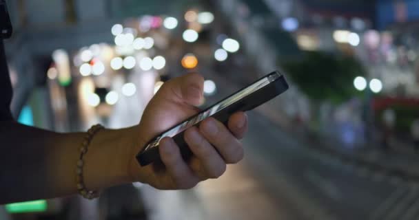 Close Telefone Celular Mão Cidade Noite Homem Percorre Seu Telefone — Vídeo de Stock