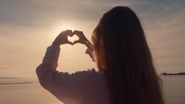 Mâinile Feminine Formă Inimă Emoji Fundal Apus Femeia Fericită Făcut — Videoclip de stoc