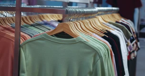 Концепция Покупки Одежды Крупный План Цветной Одежды Вешалках Отделе Супермаркете — стоковое видео