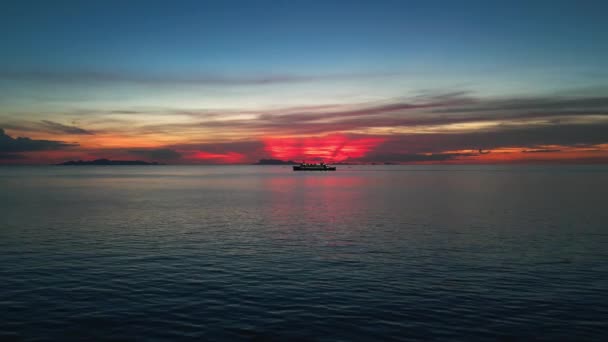Захід Сонця Раю Горить Небо Сяє Блакитними Хвилями Круїзний Корабель — стокове відео