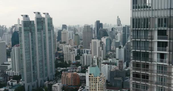번성하는 대도시 풍경의 비디오 번화한 대도시에서 빌딩의 웅장함을 느끼는 — 비디오
