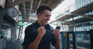 Toplu taşıma durağında cep telefonu arayan bir gezgin. Metroyu beklerken akıllı telefondan iyi haberler okuyan heyecanlı bir adam. Gezici zaferi kutlayan kişi.