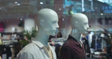 Bir alışveriş merkezinde ya da bir moda mağazasının vitrininde mankenlerin üzerindeki giysiler. Moda mağazasında manken konsepti. Alışveriş merkezindeki erkek giyim mağazasındaki mankenler..