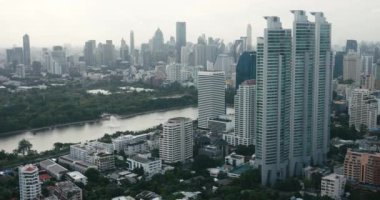Gökdelenleri olan büyük şehir manzarası ve şehir merkezinde akan bir nehir. Olağanüstü bir şehir manzarası. Statik çekim şehrin gökdelenlerini görkemli bir şekilde gösteriyor. Şehir manzarası