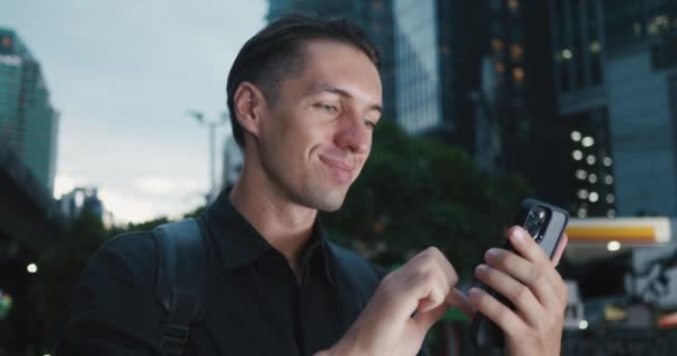 Leende Affärsman Bläddrar Smartphone Stående Gatan Natten Metropol Happy Business — Stockvideo