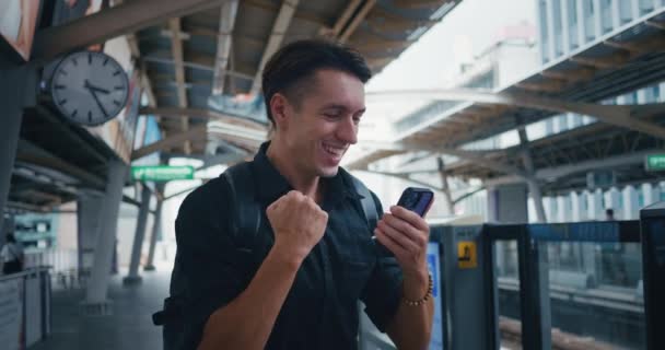 Hombre Sorprendido Viajero Buscando Teléfono Móvil Parada Transporte Público Hombre — Vídeo de stock