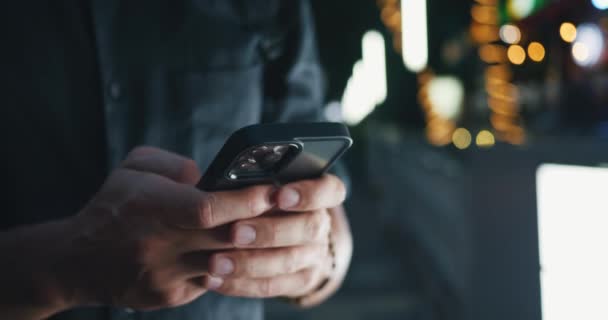 Widok Bliska Męskiej Dłoni Pomocą Smartfona Wśród Świecących Świateł Nocnej — Wideo stockowe