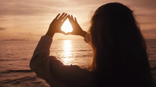 Silhouette Der Weiblichen Hand Der Sonne Frau Reisende Träumer Genießen — Stockvideo
