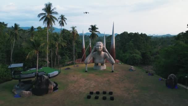 Samui Tayland 2023 Ormandaki Fütürist Parkta Büyük Heykeltraş Kadın Kulaklıkla — Stok video