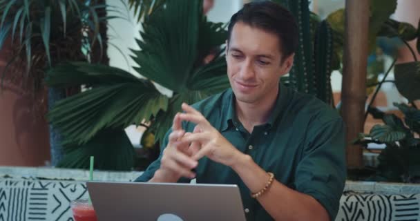 Smart Entreprenör Sitter Caféet Och Funderar Nya Idéer För Start — Stockvideo