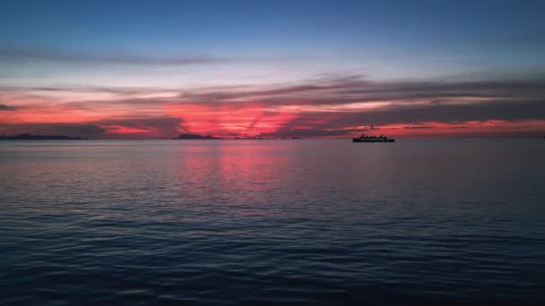 Vacker Havssoluppgång Med Kryssningsfartyg Horisonten Till Havs Filmisk Färgstark Tropisk — Stockvideo