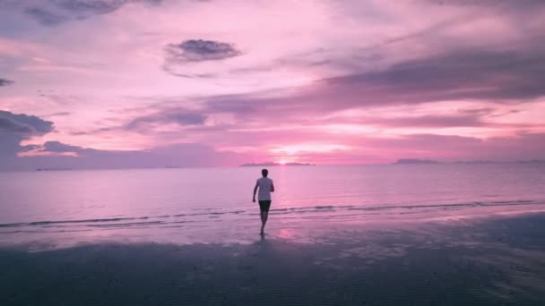 Sunset Escape Man Jogging Morza Koncepcja Nieograniczonego Życia Gonić Marzenia — Wideo stockowe