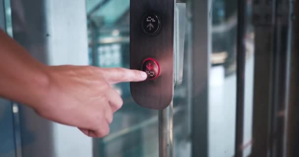 Dedo Pressionando Botão Elevador Para Baixo Centro Escritório Hotel Mans — Vídeo de Stock