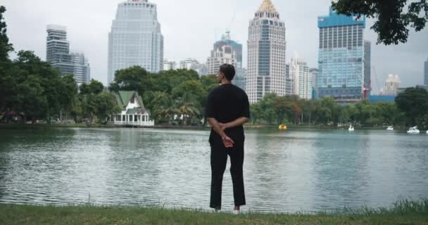 Вид Ззаду Чоловік Стоїть Насолоджуючись Видом Озеро Міському Парку Сучасними — стокове відео