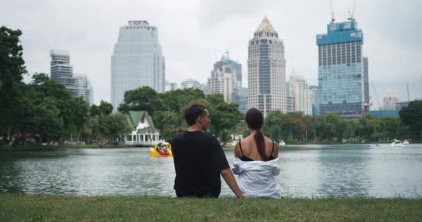 Vue Derrière Couple Amoureux Assis Sur Rive Lac Calme Amour — Video