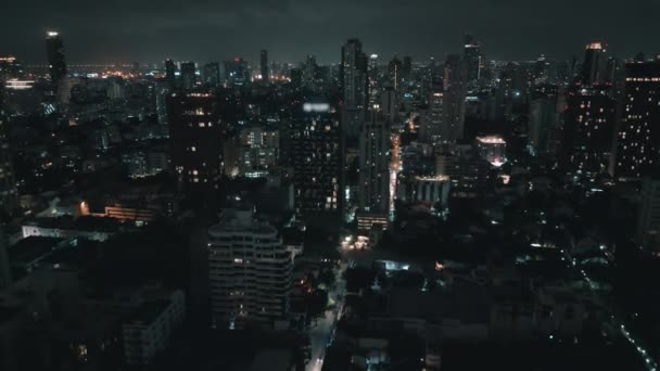 Міські Нічні Кадри Кінематографічний Нічний Мегаполіс Піднятими Хмарочосами Повітряним Видом — стокове відео