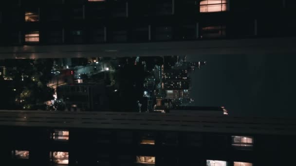 Vertikální Video Filmového Leteckého Záběru Létá Mezi Moderními Budovami Nočním — Stock video