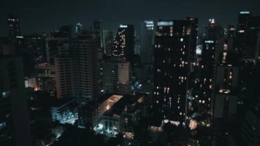 İnsansız hava aracı sinematografisi tarafından yakalanan hareketli metropolün şehir manzarası. Geceleri ikonik gökdelenleri olan büyük bir şehir. Gececi şehir manzarasının atmosferi. Şehir ormanlarında yolculuk.