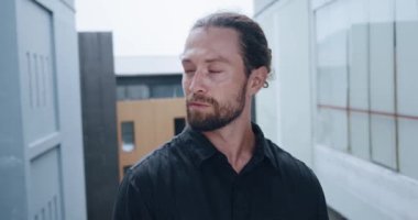 Erkek ya da mimar portresi. Modern mimarinin ya da şehrin arka planında duruyor. Mavi gözlü yüzü güçlü bir mimar olduğunu gösteriyor. Yüz hatları tiplerle uyumludur.