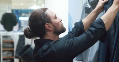 Çekici bir adam alışverişi bir tarz ve görünüş yatırımı olarak görür. Adam, bireyselliğini ön plana çıkaracak pahalı ya da kaliteli bir takım elbise almaya çalışıyor. Tarza yatırım kavramı