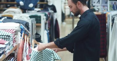 Maço adam kıyafet seçer alışveriş merkezi tasarımı mağaza tasarımı moda alışverişi güzellik güzel gündelik model tarzı ağır çekim yakışıklı portre. Modern adam gardırobunu yeniler.