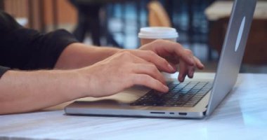 En iyi çözümü seçin. Değerlendirmene dayanarak klavyeye yazı yazan bir adamın elleri sorunu çözmek için en uygun çözümü seçer. Hedeflerinizle en iyi çözüm seçeneğini seçin