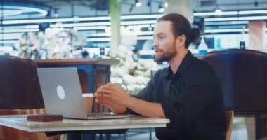 Kariyer konsepti. İş konuları, kariyer hedefleri ve başarı stratejileri hakkında görüntülü konuşma yoluyla erkek erkeğe tartışma. Grup lideri erkeğin hırsları var ve başarı ve kariyer arzusuyla online bir grup kuruyor.