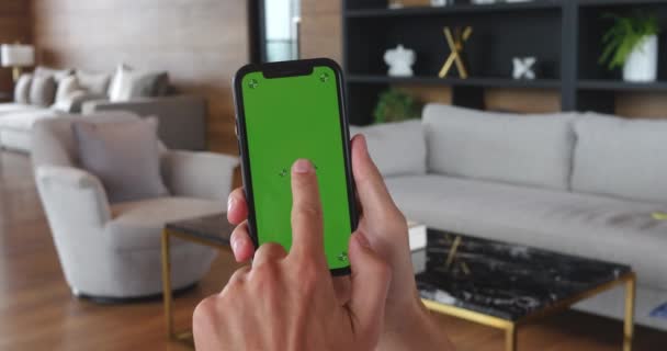 Genç Adam Evde Dikey Modda Akıllı Telefon Yeşil Ekran Modeli — Stok video