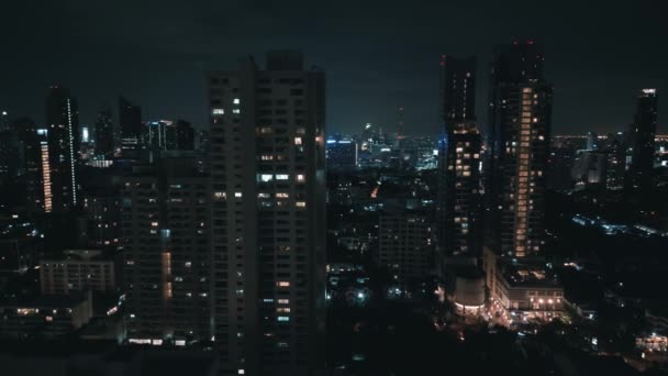Панорама Ночного Бангкока Ночное Время Камера Движется Высоко Между Небоскребами — стоковое видео