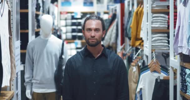 Porträt Eines Gut Aussehenden Mannes Oder Managers Schwarzem Hemd Der — Stockvideo